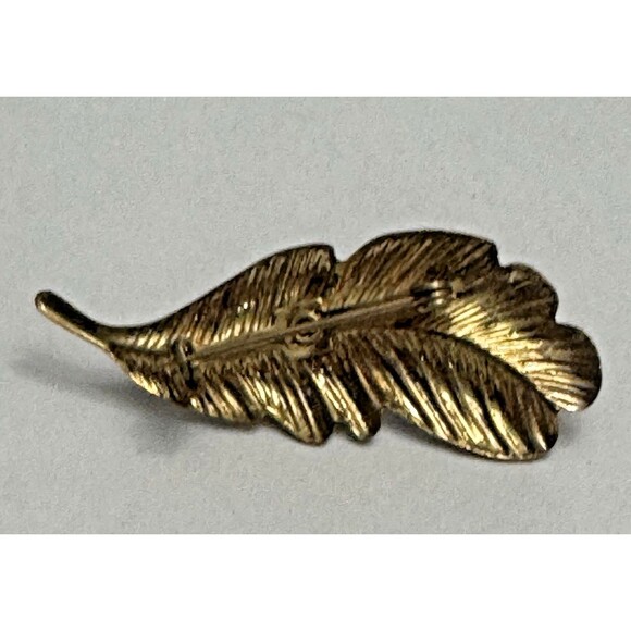 Vintage Gold Tone Leaf Brooch Pin Green Stone Accent Textured 2 Inch - Picture 5 of 7
